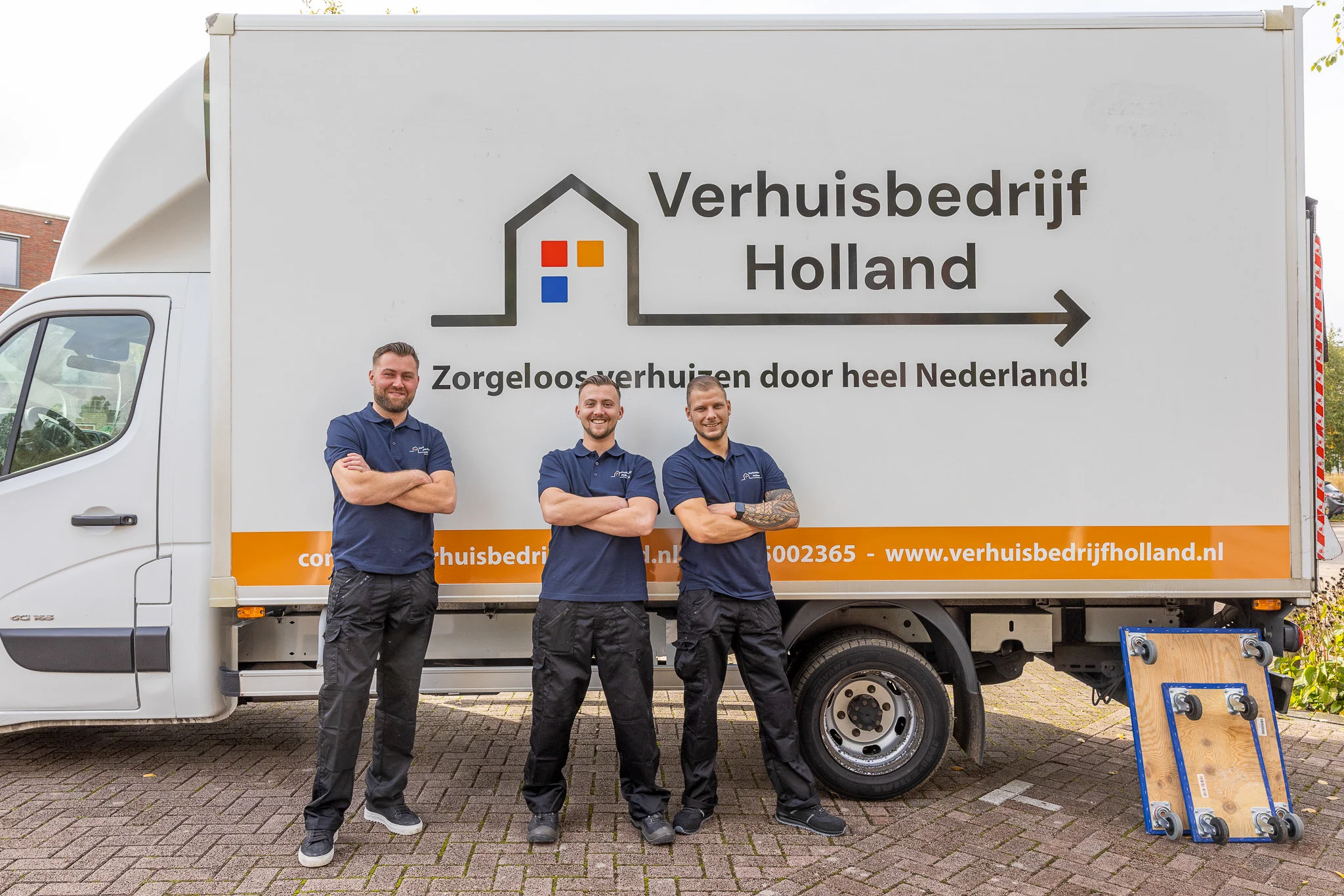 Het vaste team van Verhuisbedrijf Holland voor de verhuiswagen